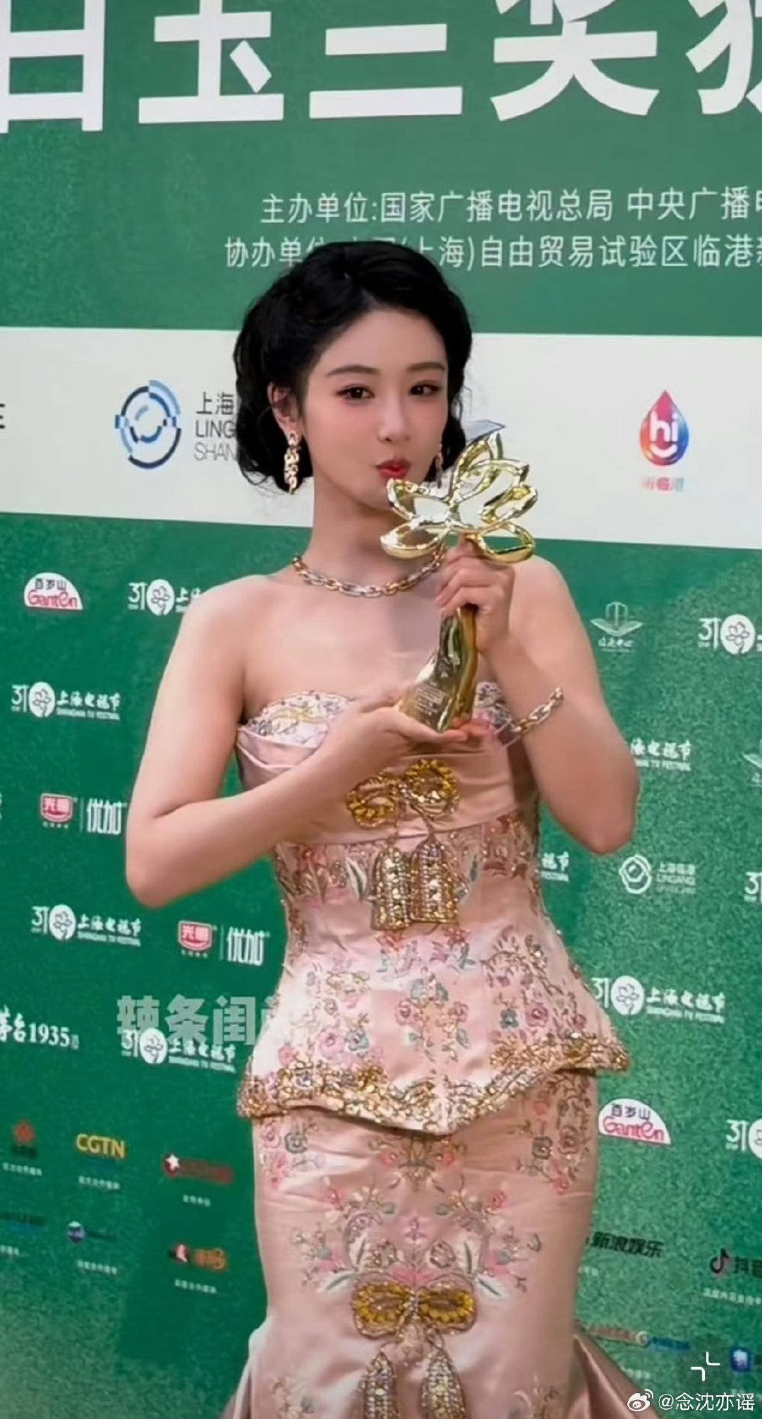 李登科早就预判杨紫能拿下白玉兰李登科说杨紫实至名归早在颁奖前李登科就笃定杨紫能拿