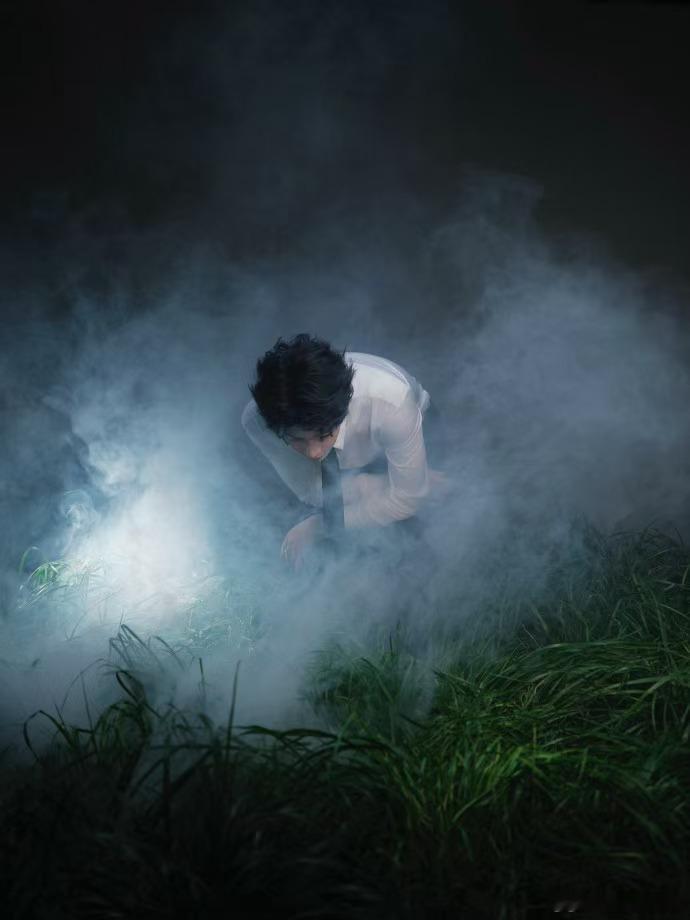 夏之光眼神好强的压迫感夏之光这身西装造型直接封神，矜贵感与压迫感双在线，眼神紧盯