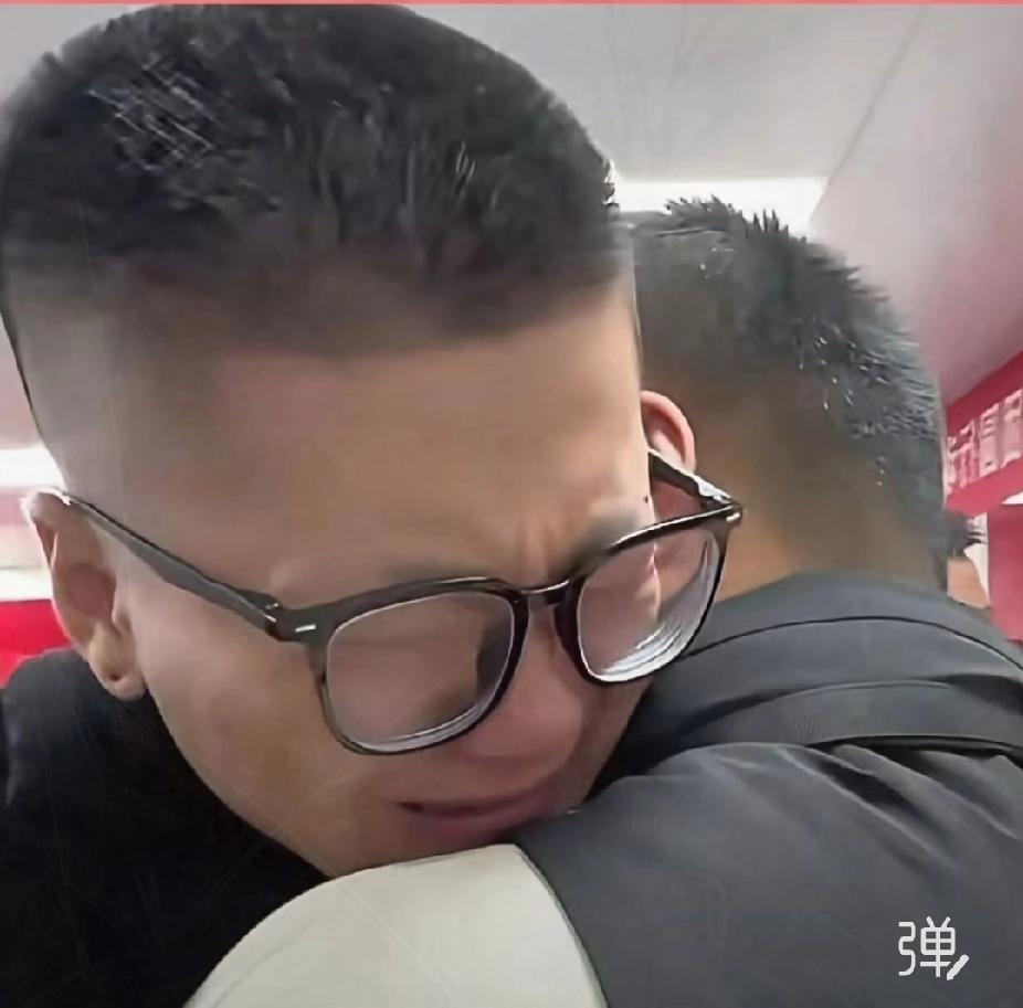 双胞胎弟弟把哥哥起诉了，连网名都修改叫幸福的小芳，诉求是哥哥网曝亲生爸妈和弟弟带