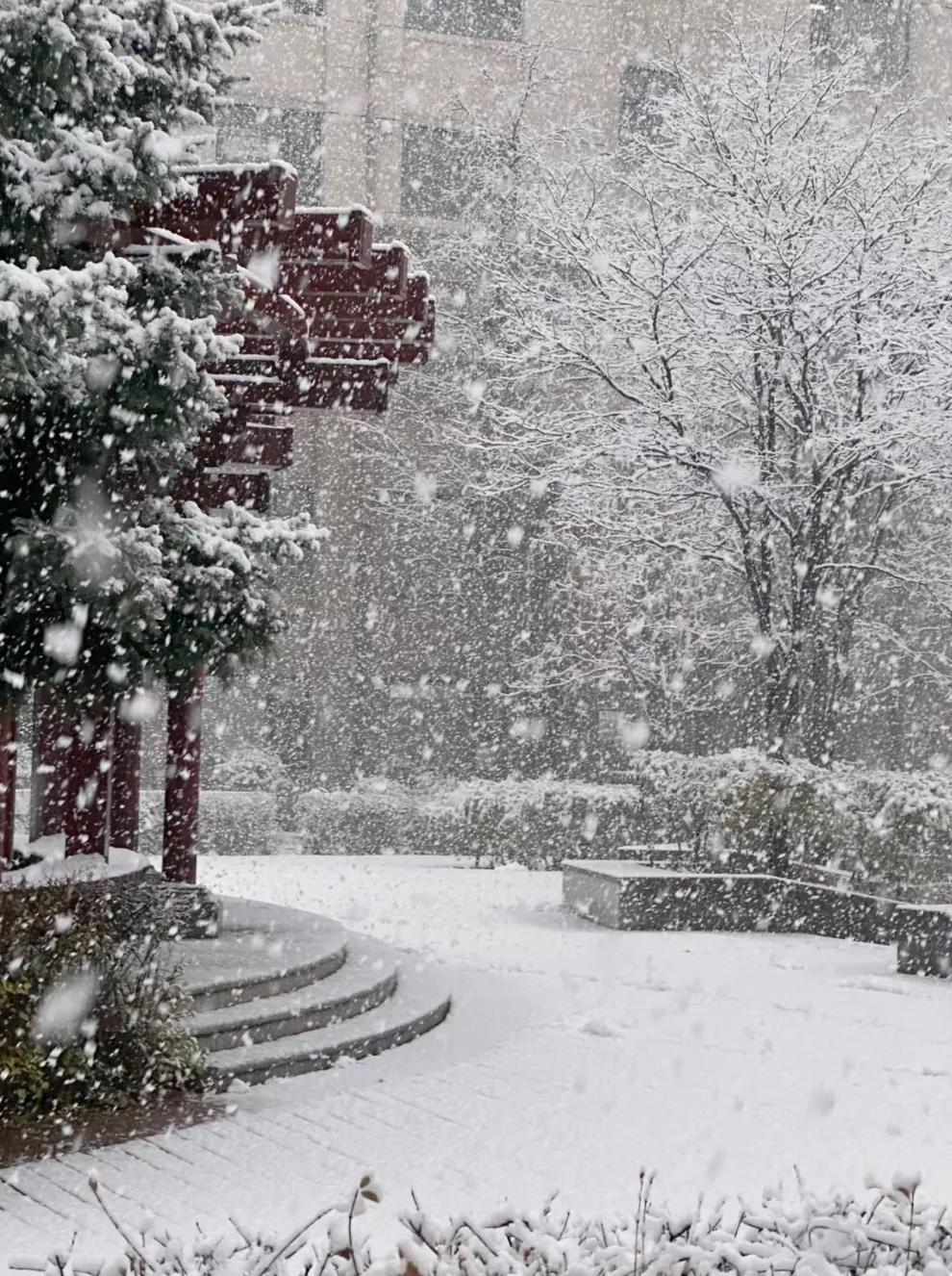 上联：雪落大地铺画纸
下联：风吹山川绘彩衣