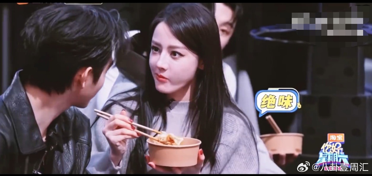 热巴吃粉条故意“馋”飞宇，结尾还啃葱油饼，俩人分一块太甜了～迪丽热巴陈飞宇吃同一