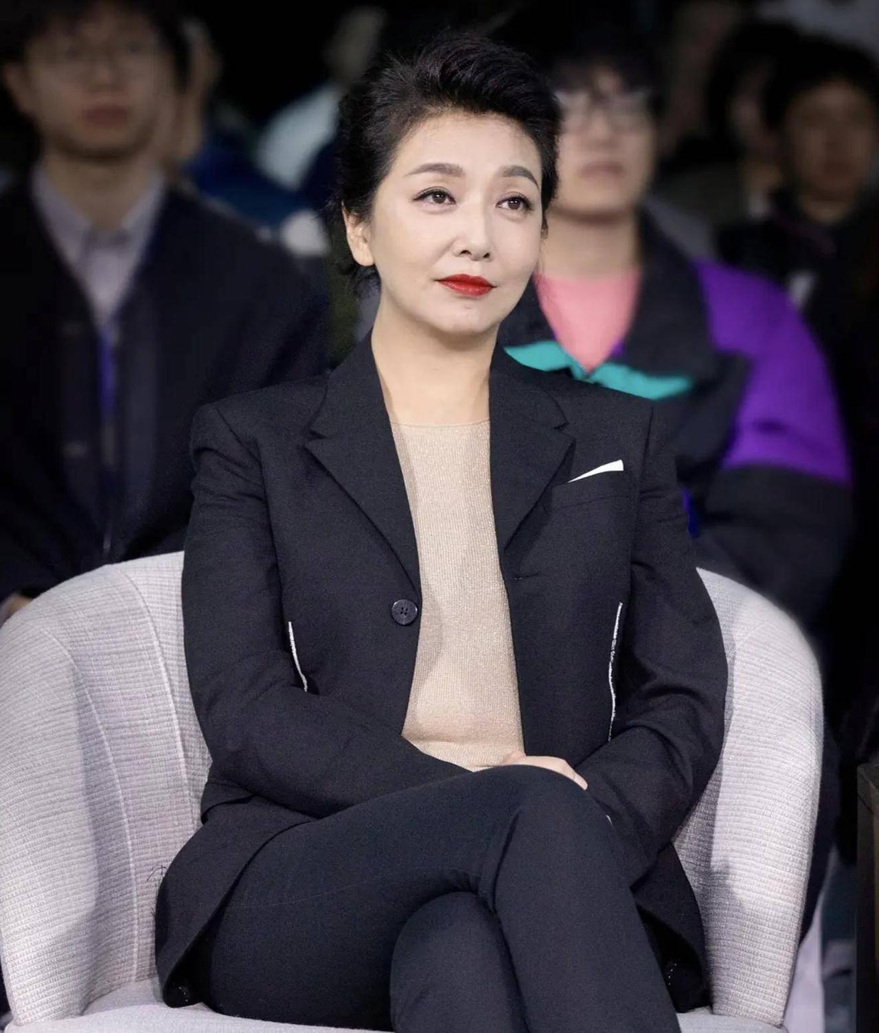 没钱回国挣有钱美国花，如今定居美国的江珊，暴露了她的利己主义。 
很多人记住江珊