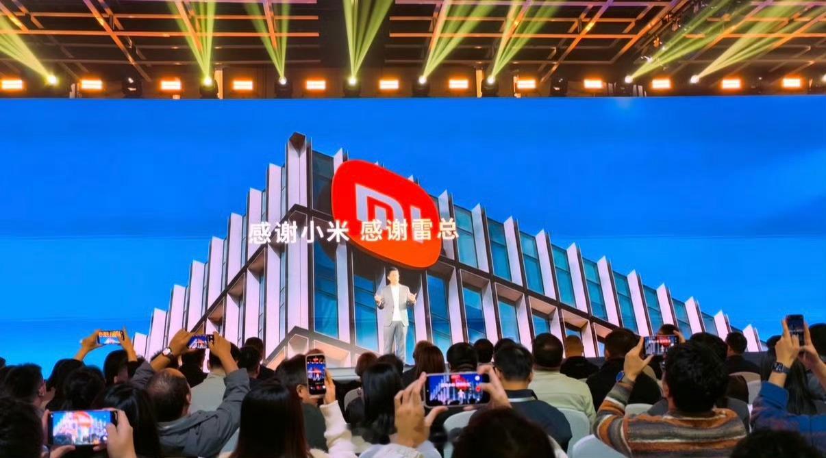 王腾在今晚产品发布会最后说：感谢小米，感谢雷总。 有人质疑腾总这是在蹭雷军流量也
