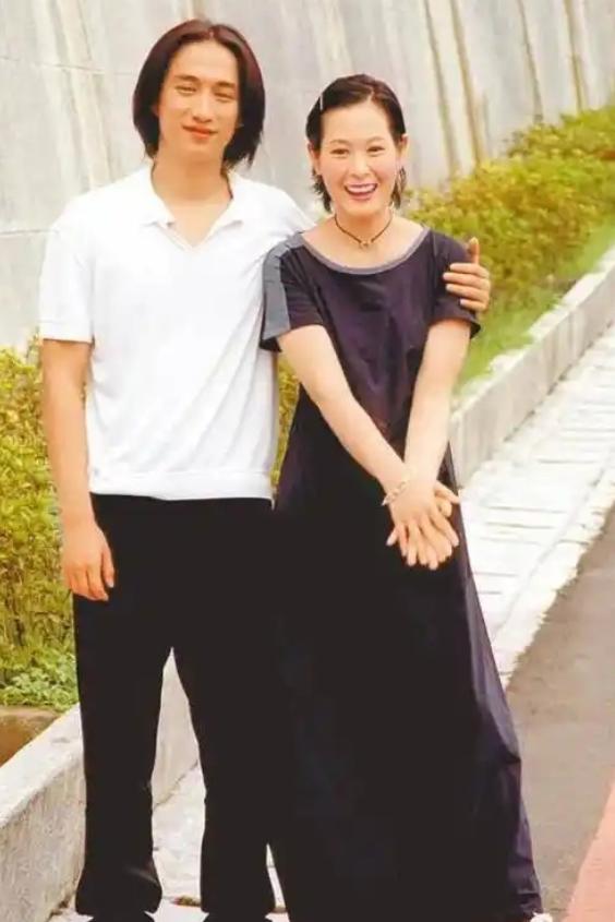 2011年，41岁的刘若英嫁给了身价过亿的钟小江，结婚当晚，刘若英提出了3个正常