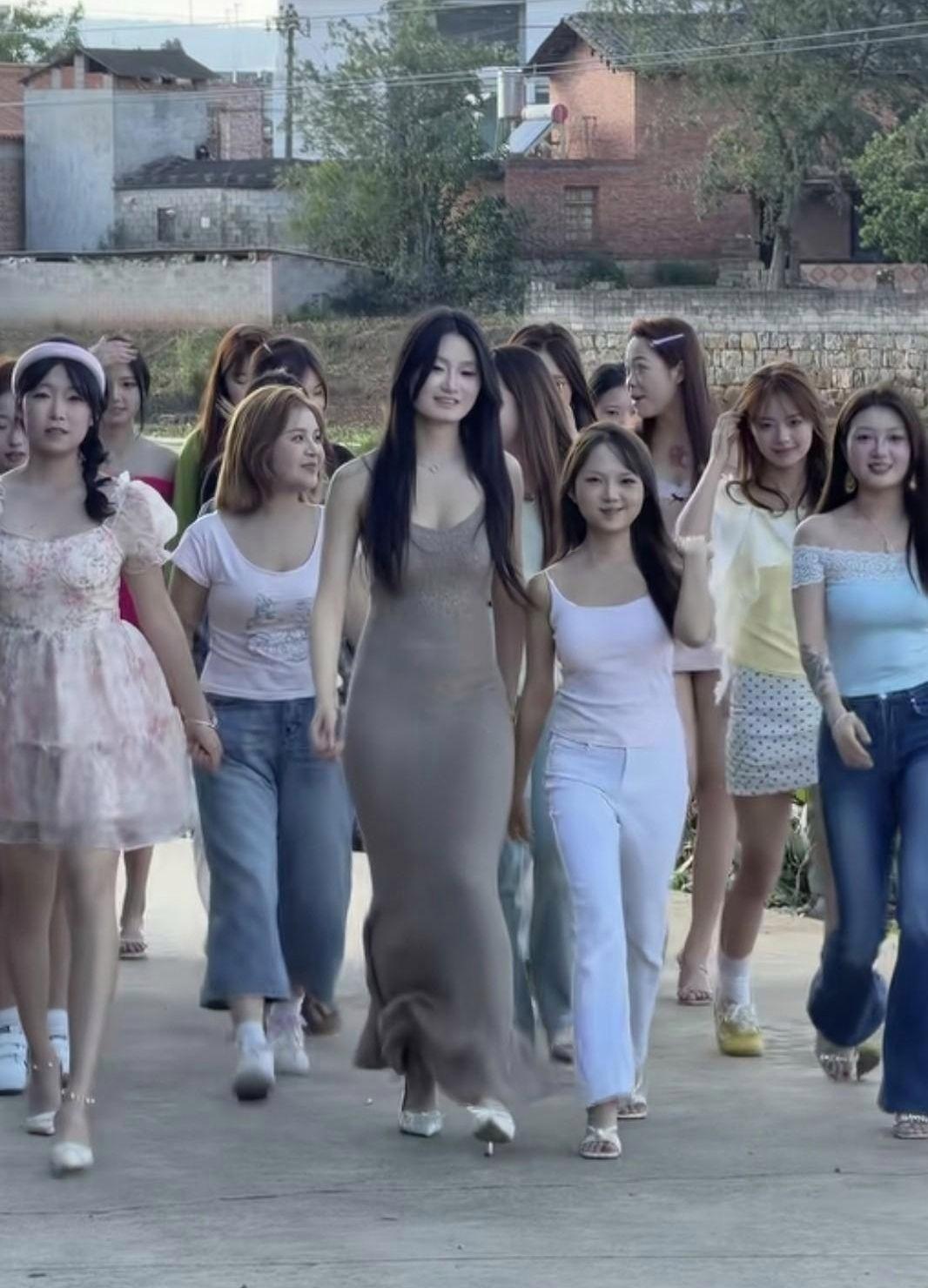 你喜欢哪个美女，谈谈你的审美观。