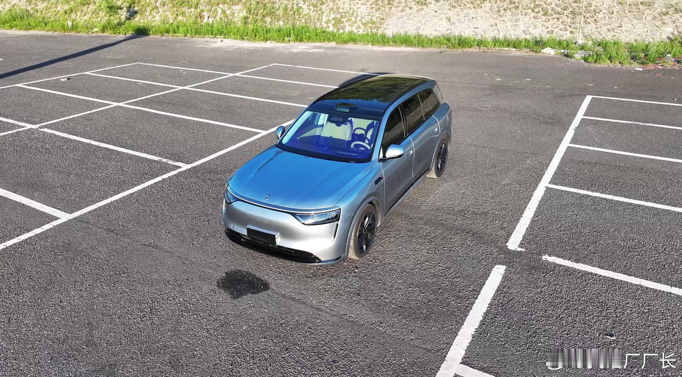 每天都在和车打交道  到年底了才发现没有和自己车的合照  只能从拍摄素材里扣一张