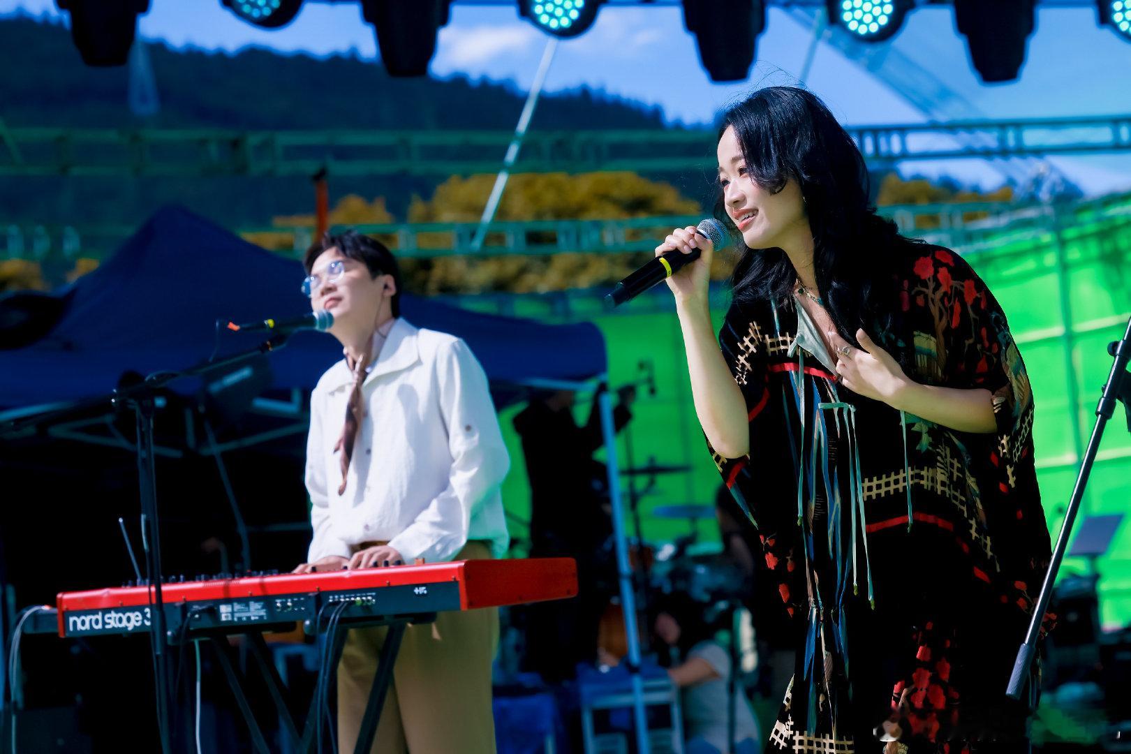 王菲春晚歌曲来自咂咂苏王菲春晚歌曲原唱乐队毕业于北大被ZaZaZsu咂咂苏狠狠圈