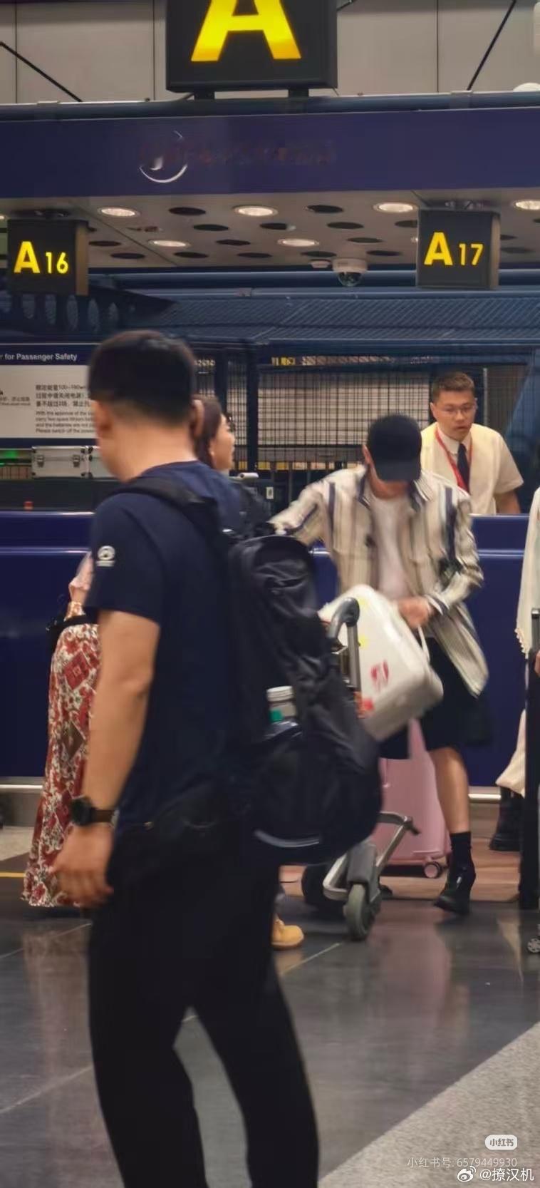 邓为扛大箱，好帅呀谁懂我就喜欢看男艺人干体力工的癖好
