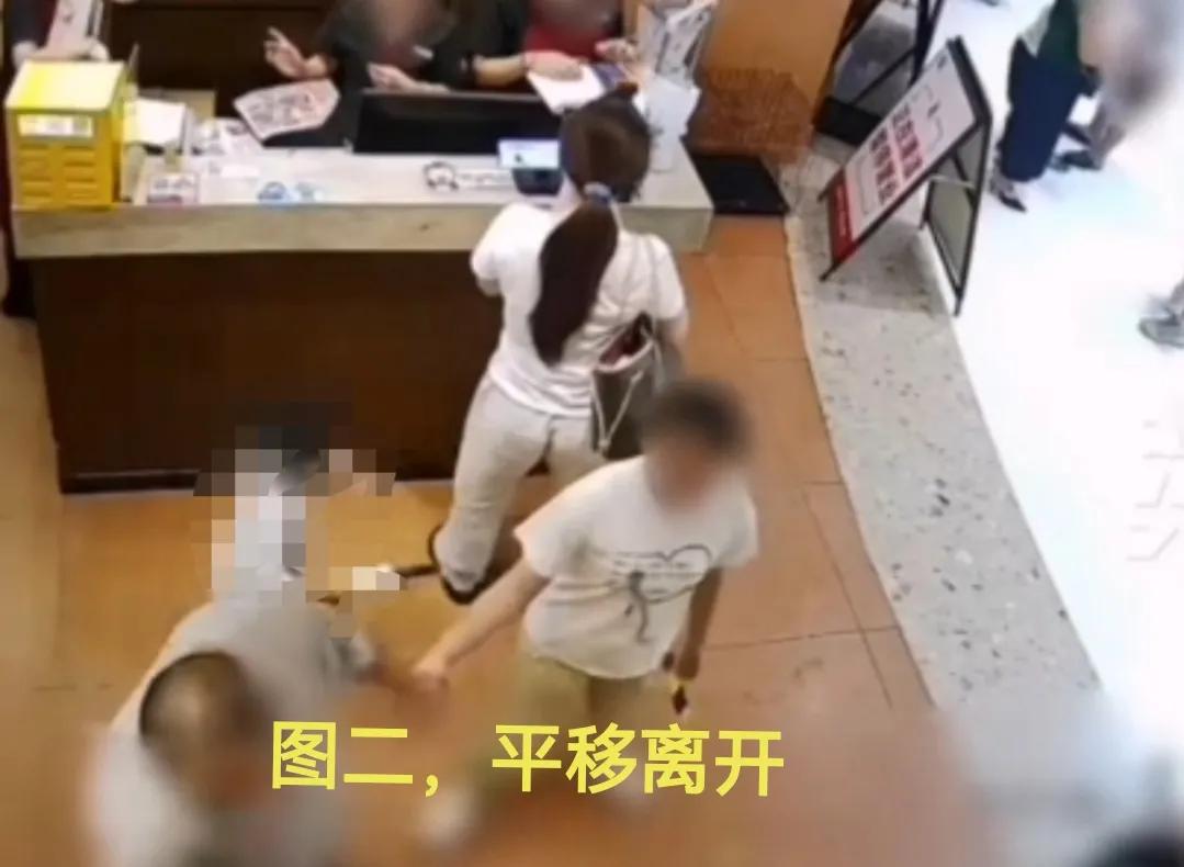 餐厅碰触事件的女子不是小题大做，不是不依不饶，有些行为早该被批评和引起重视。媒体