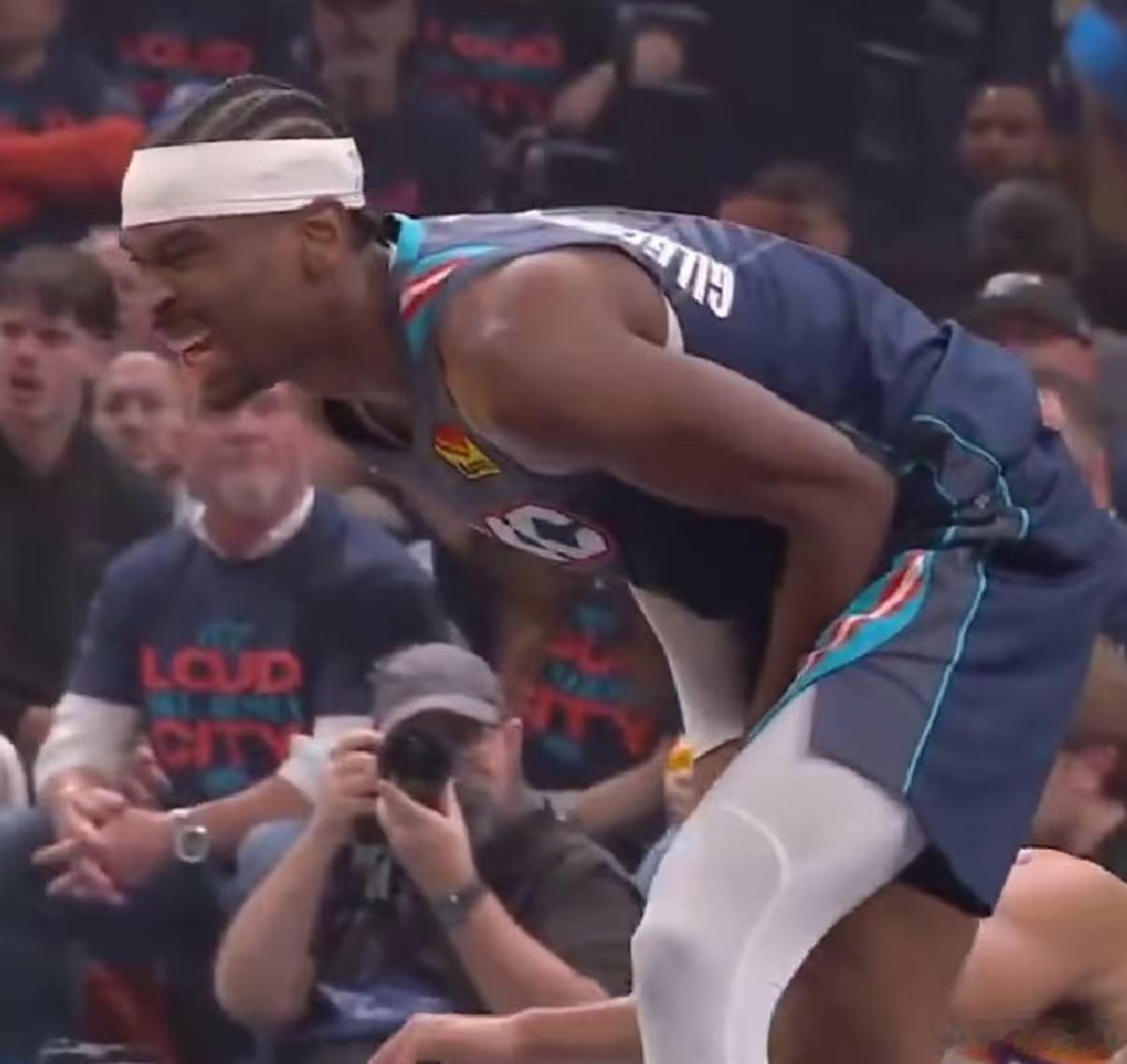 太阳vs雷霆西部季后赛首轮G2，末节决战雷霆118-107领先太阳。系列赛首战雷