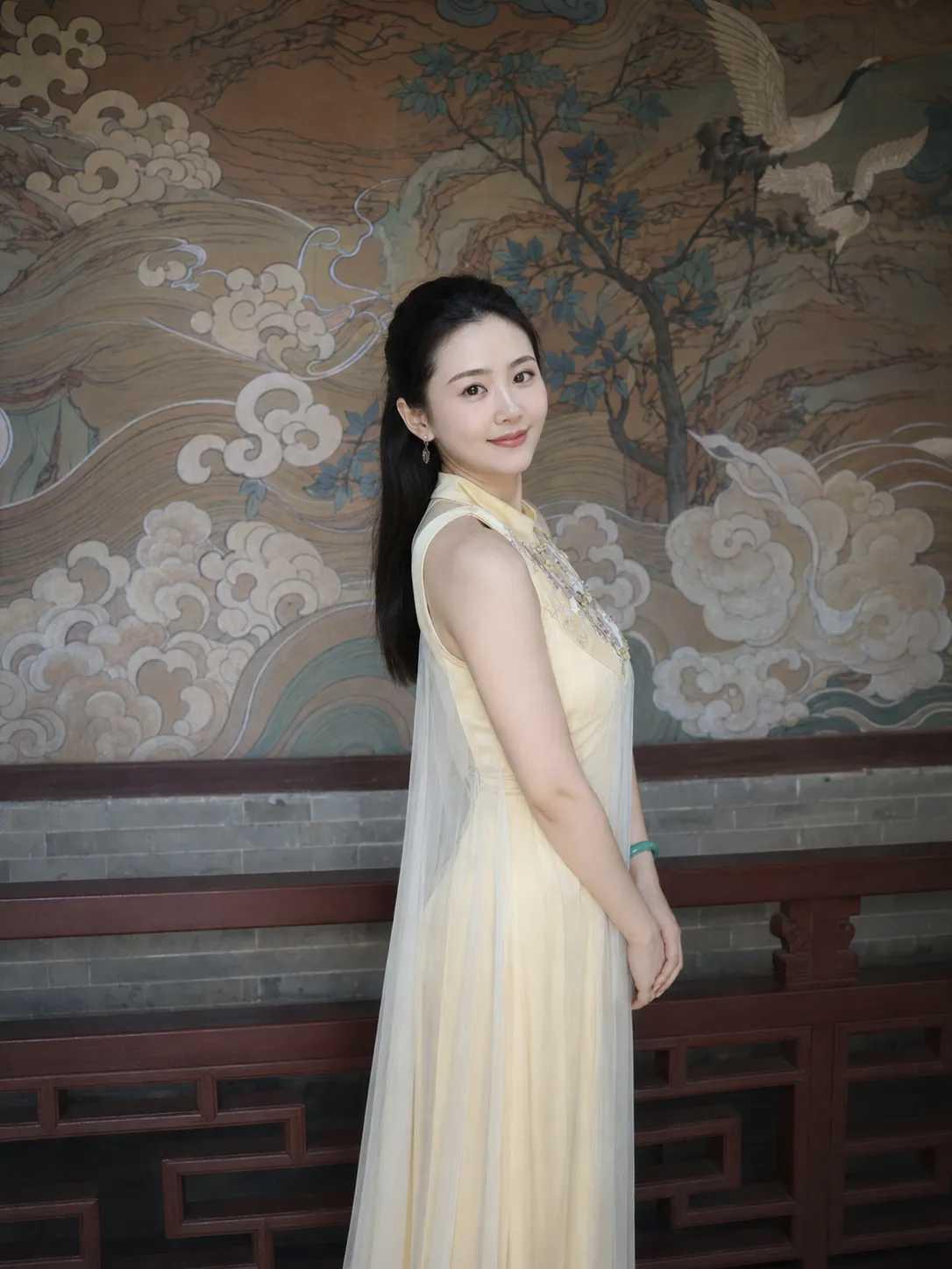 一副国泰民安的长相，微微一笑很倾城 ，美得让人一眼沉陷，心生温柔。唯一的缺点就是
