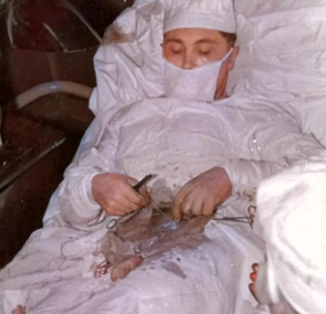 1961年，在南极考察站里，27岁的苏联医生给自己注射了麻醉剂，然后亲手切开了自