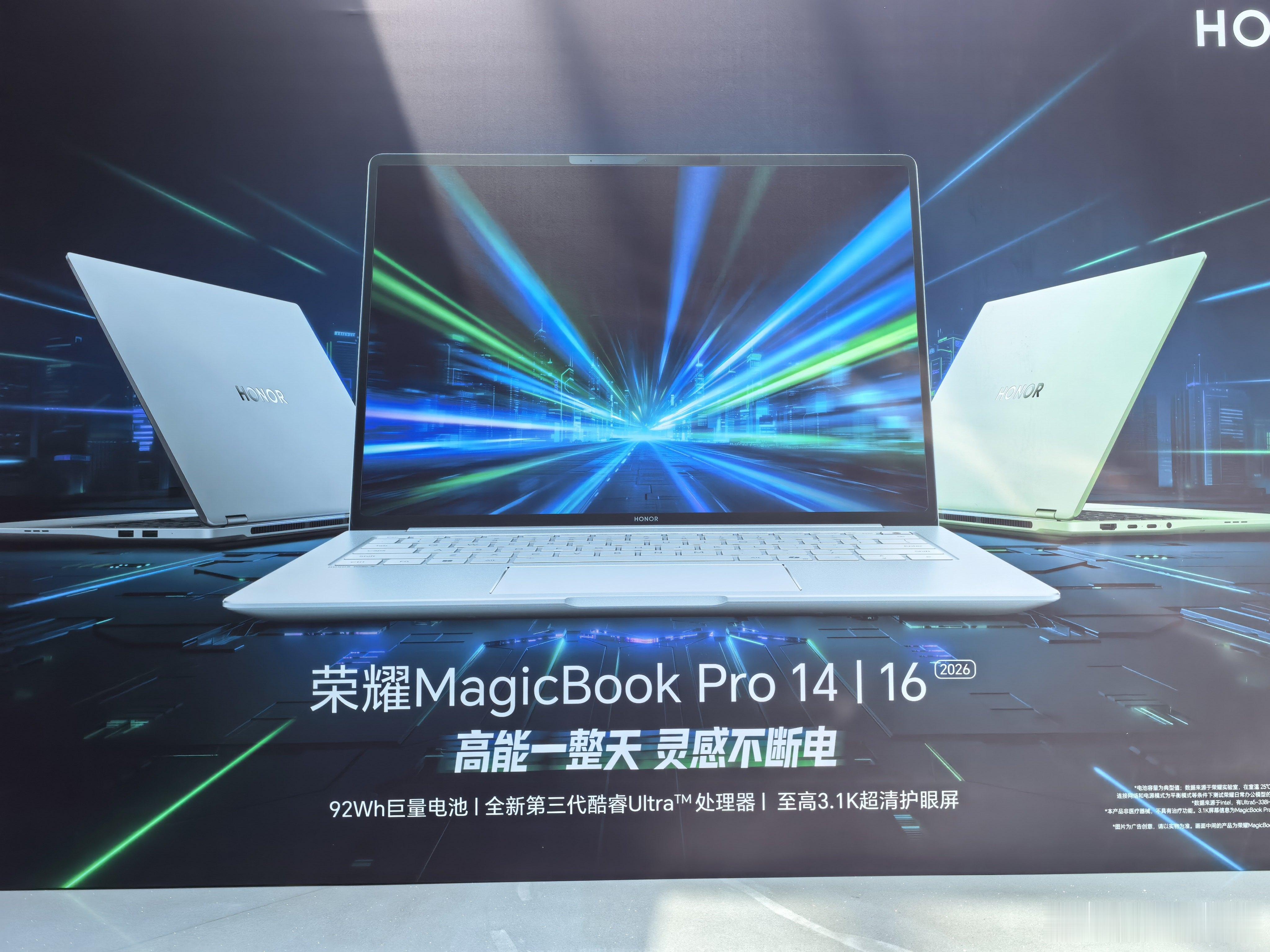 今天又闪现成都，荣耀打洲本 今天要发布了！现场很多游戏人物，模特是真高呀！暗示荣