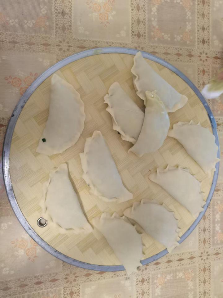 在单位，午餐还没等去吃，有个相熟的朋友给我送来了几袋月饼。

是鼎丰真家的，她有