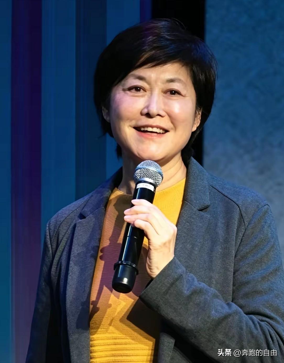 我朋友是内科大夫，
她跟我说了句大实话，
像敬一丹这样，70多岁突发脑溢血，背后