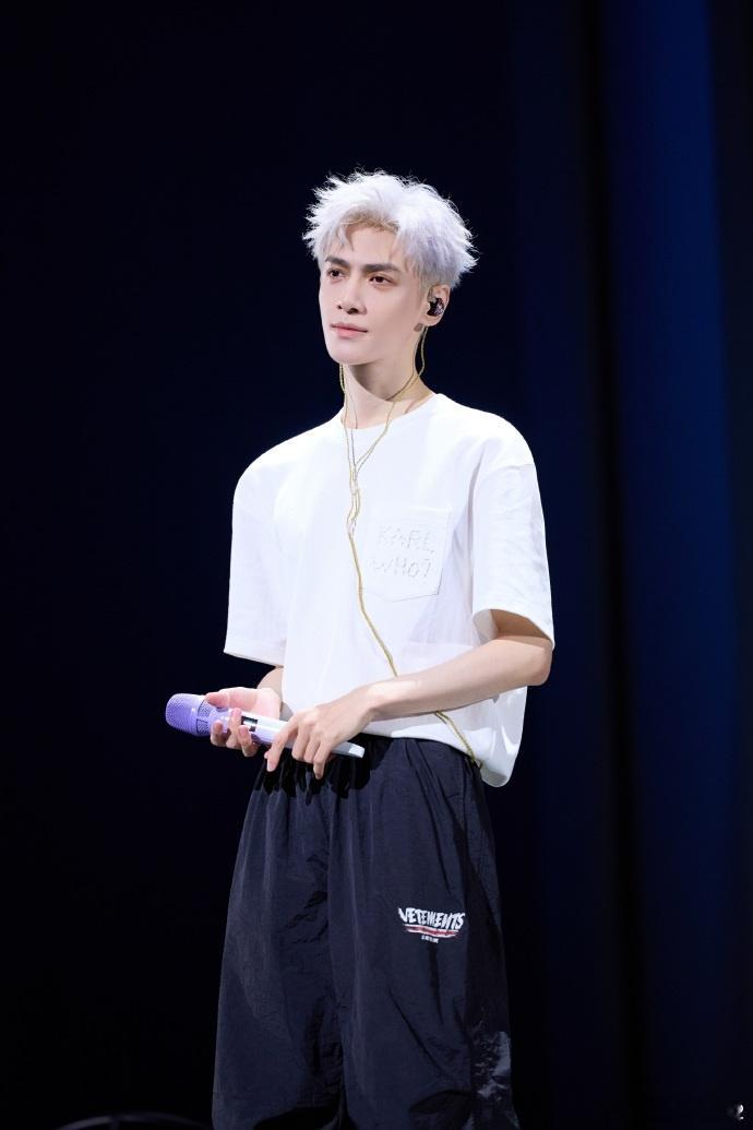 罗云熙头发染了应援色罗云熙演唱会新发色别人演唱会染常规发色，他直接染了个“粉丝识