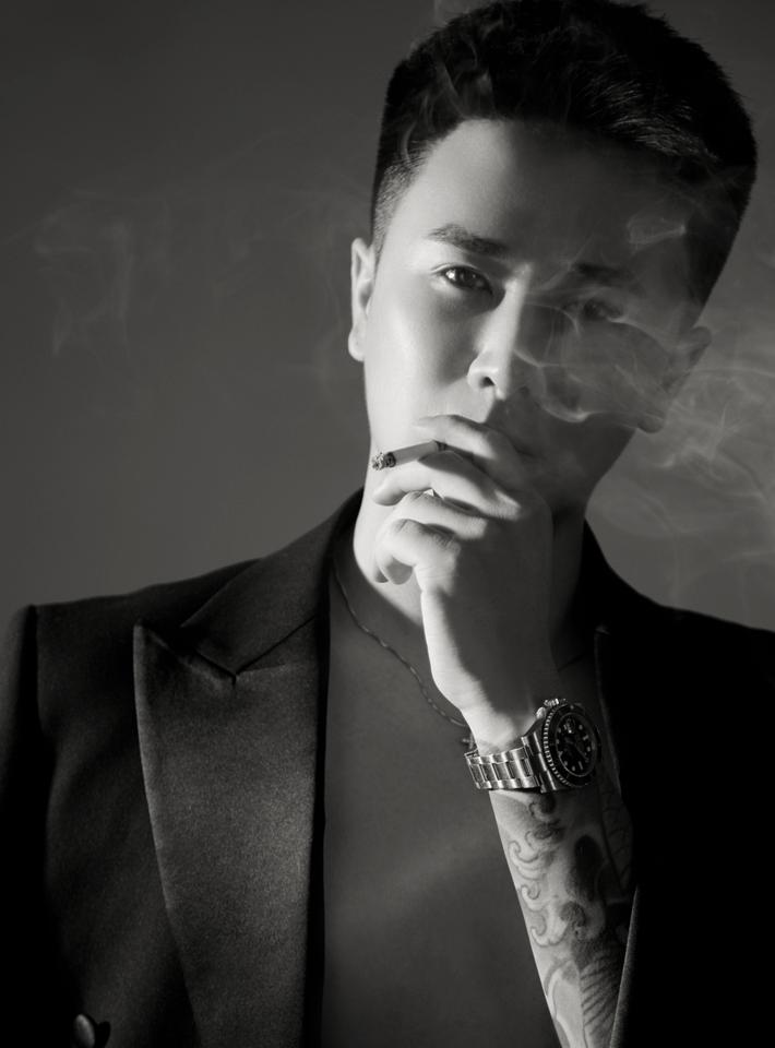 浙江抱娃女子
被男子强行拖出汽车  ，
女子不顾孩子，抓住男子不放，孩子在车流中