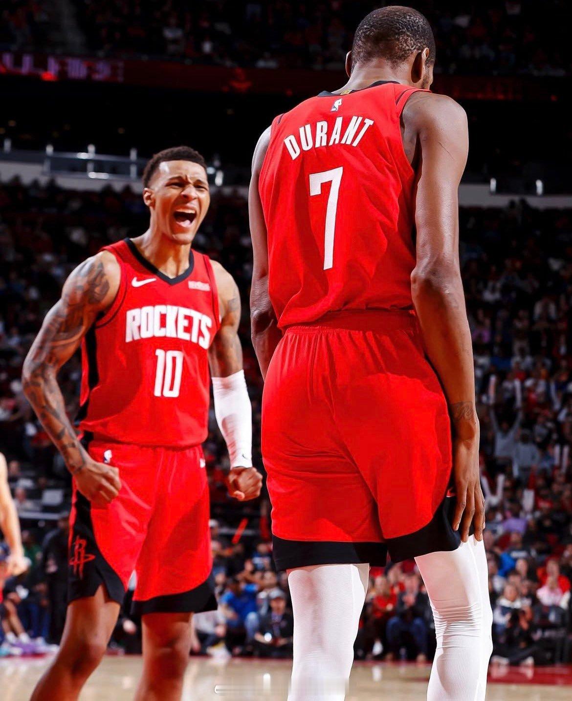 记者：“你一直在帮助年轻球员，小贾今天砍下赛季新高的32分，你和他一起训练很多，