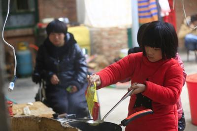 这就是我家那位，长相虽说普普通通，但干起家 务来，那可真是没话说。结婚25年了，