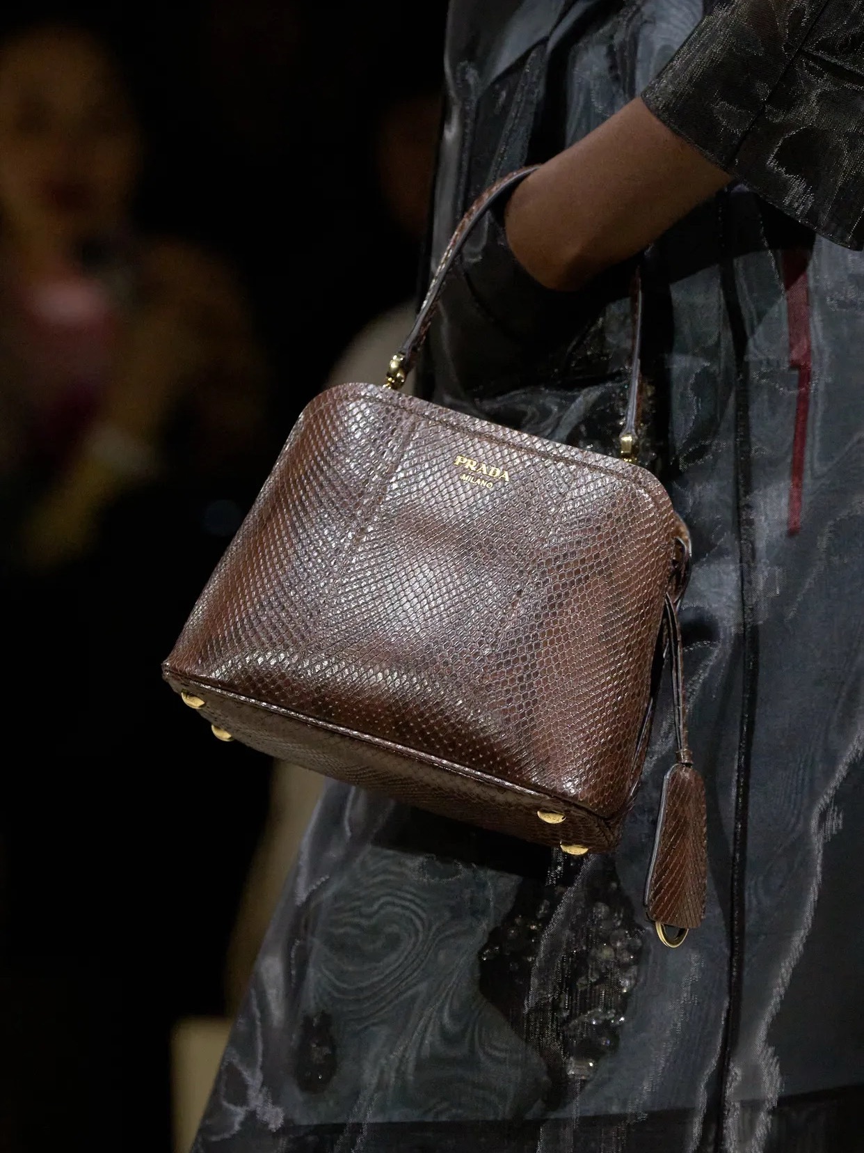 Prada 2026秋冬女装时装大秀 包包分享：包袋亮点：亮绿色压花手柄包和经典