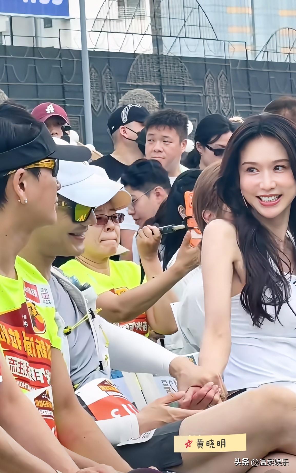 黄晓明和林志玲牵手了！
她还对黄晓明撒娇，他俩可别在一块啊！在一旁的黄宗泽都看傻