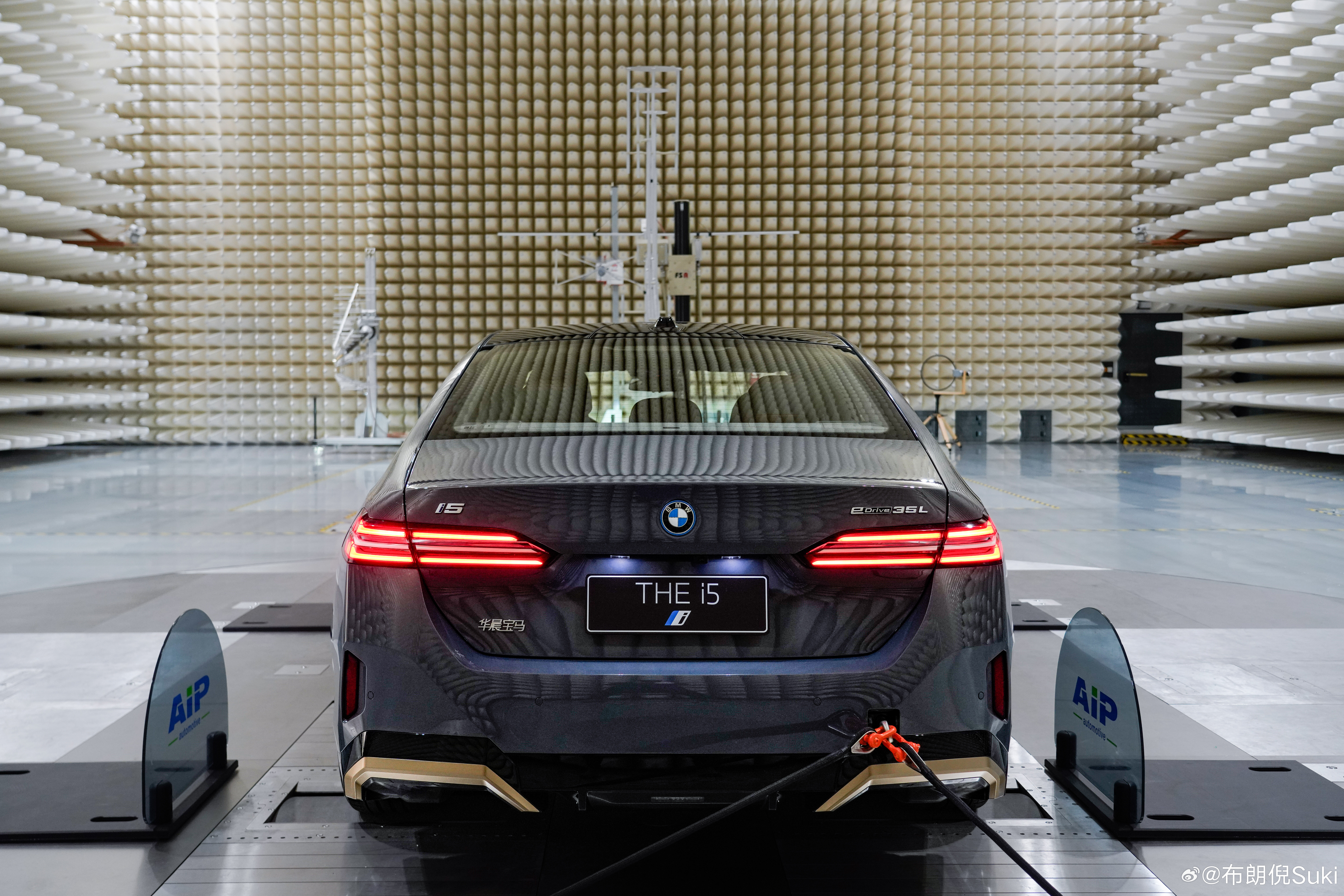 电动化时代的宝马依旧在玩“反向虚标”，创新纯电动BMW i5，在经过了一系列的软