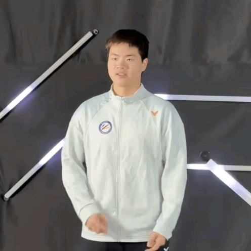 小猪抱胸，小猪握拳梁伟铿