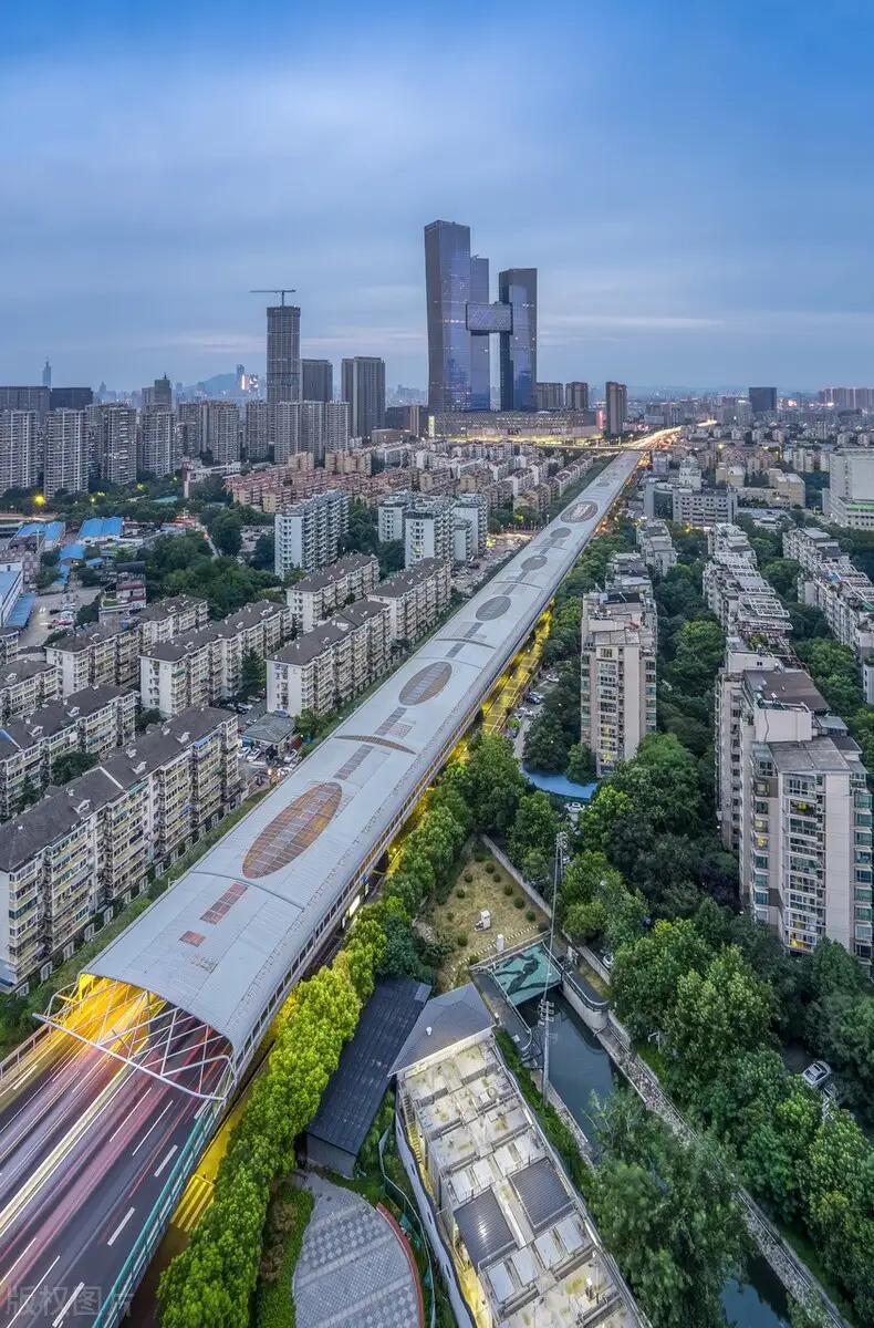 南京金鹰世界超级综合体
总建筑面积达91万平米，含超五星级酒店，5A甲级写字楼，