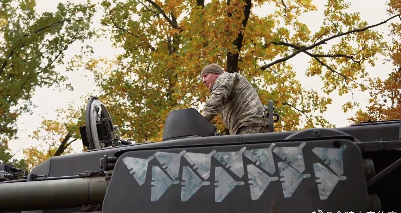 乌军第1020防空团的一台2S6“通古斯卡”防空导弹系统，车上的战绩标显示已经击