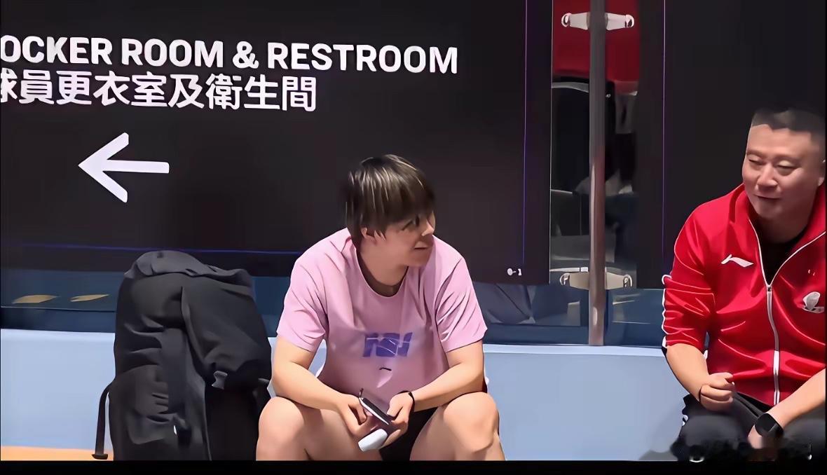 澳门冠军赛上，输球后的王艺迪当起了陪练！
王艺迪在首轮赛事中不敌埃及选手梅谢夫，