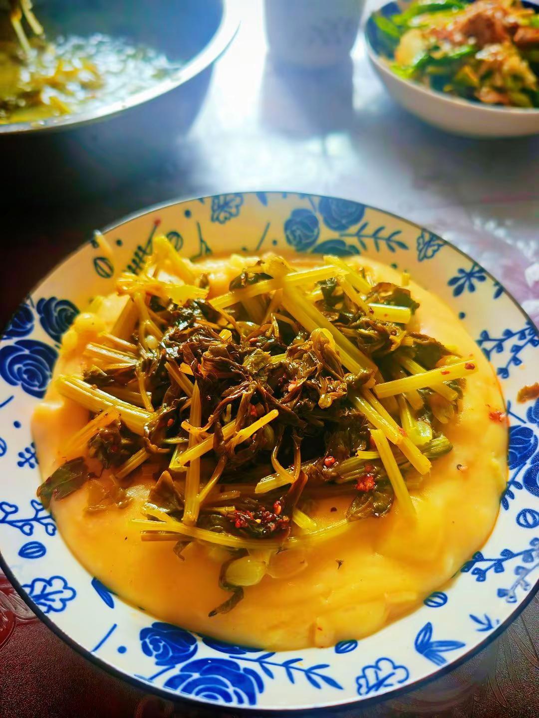 小时候真的嫌弃馓饭，总觉得粗粗的，不如白面米饭好吃。能躲就躲，能少吃就少吃。 离