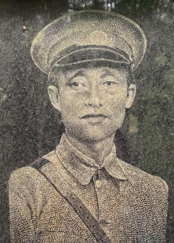 1950年秋天的一个深夜，几名武装人员敲开糜藕池在贵阳的家门：“你是糜藕池吗？有