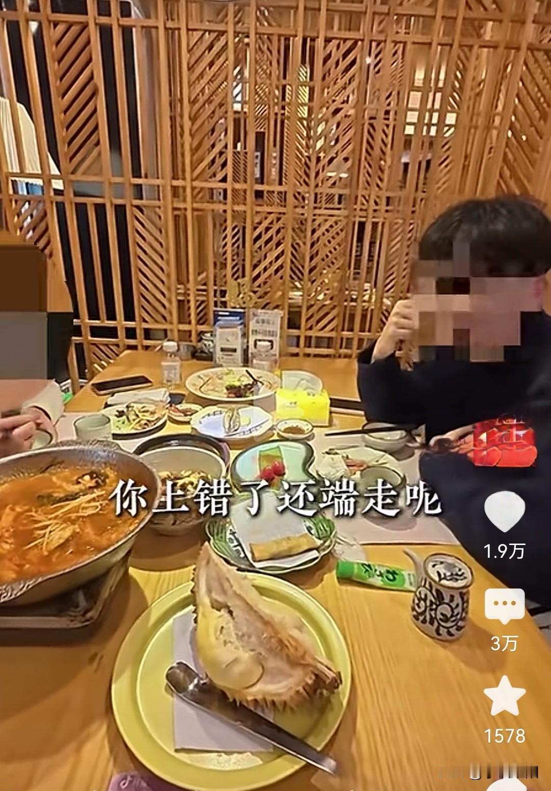 服务员端错菜，食客要求不能撤下，并要求服务员为此错误买单。一对情侣食客在餐厅用餐