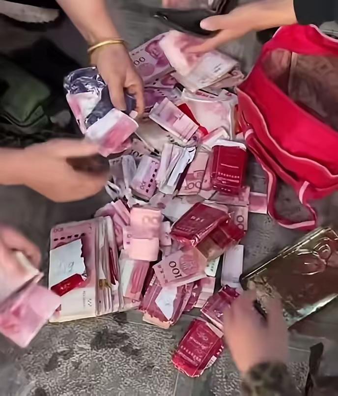谁能想到，
无儿无女的80岁低保老人走后，工作人员整理遗物时会哭成一片？满屋子破