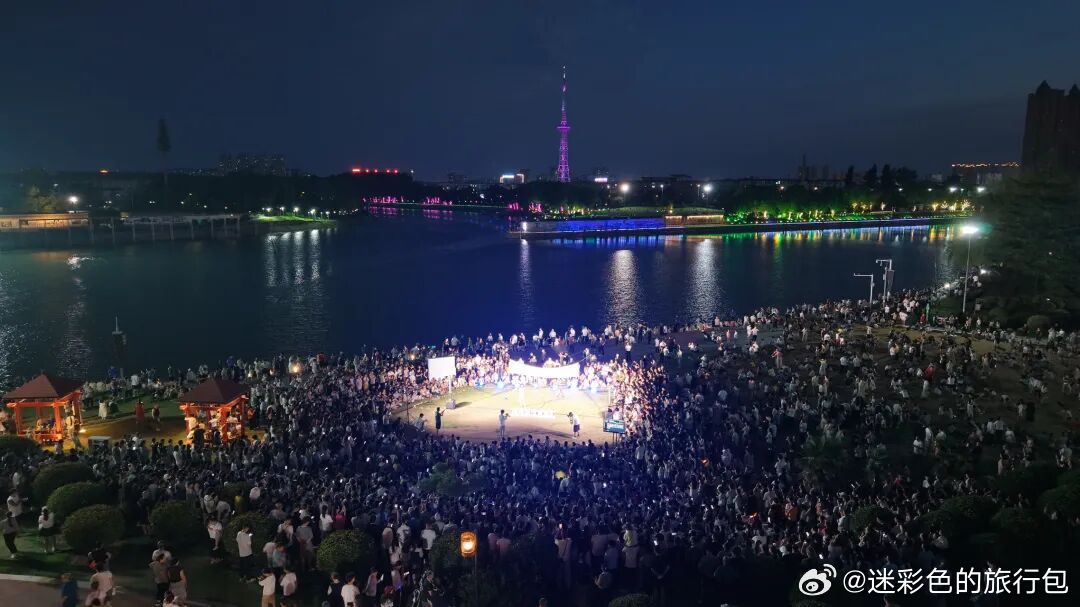 走出剧场，奔赴晚风✨河南“城市音乐荟”奏响夏日浪漫乐章当音乐走出封闭剧场，落在河