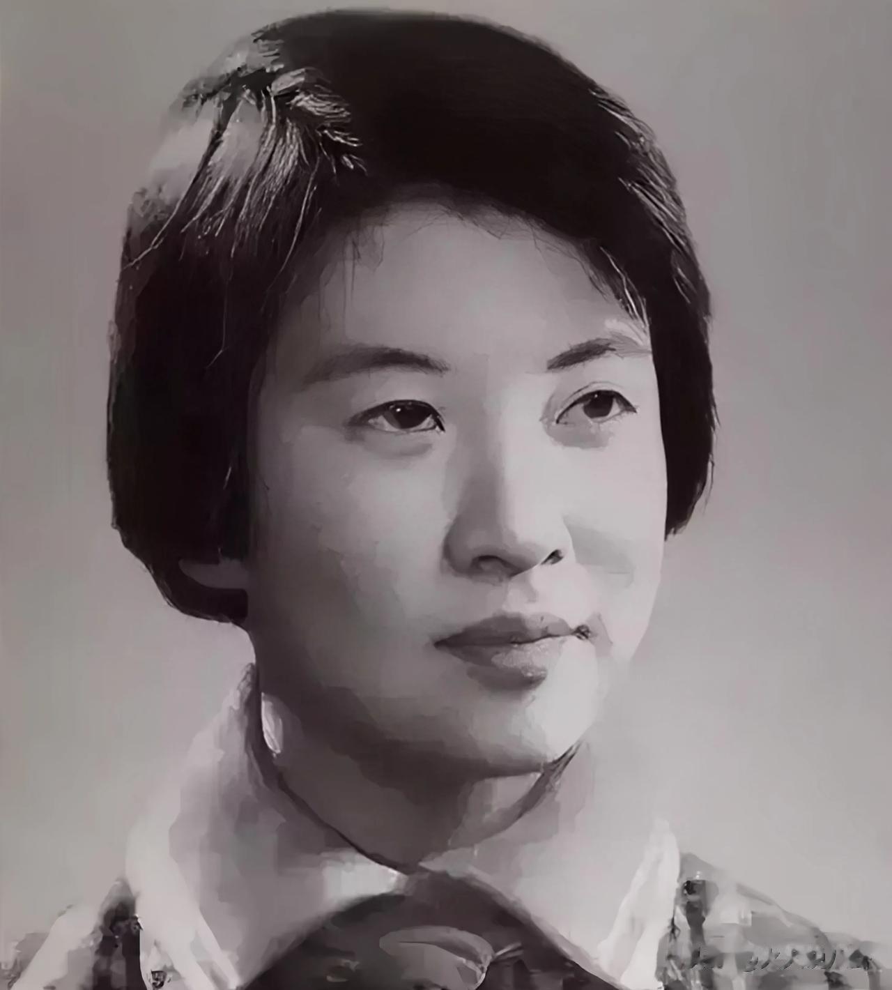 谢静宜，河南商丘人，1952年参军，1959年至1976年在毛主席身边担任了17