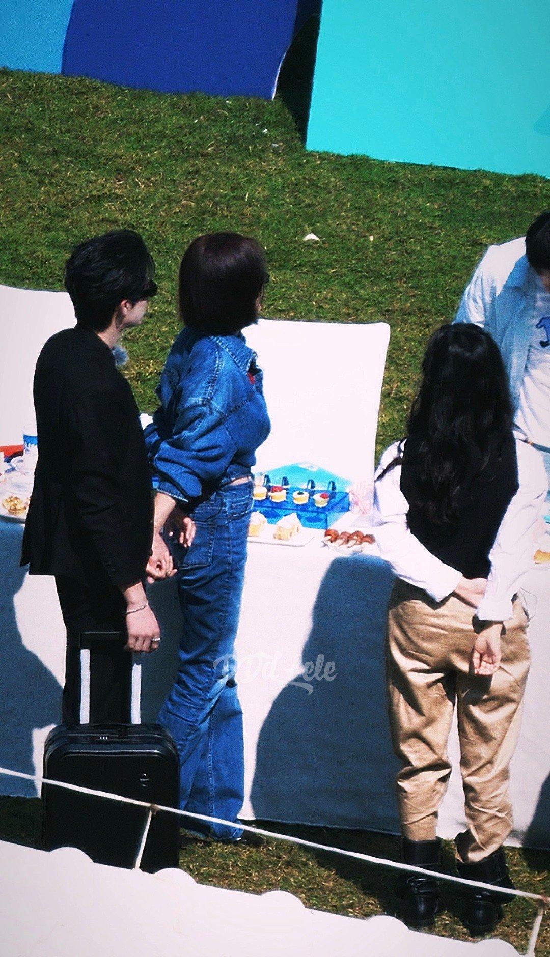 秦岚姐姐是真漂亮，美女永远都是美女。
沈月不健身，不身材管理。土墩子身材，当女明