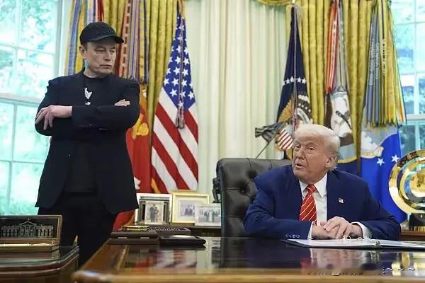 摊上事了？
特朗普，考虑“驱逐马斯克”？
会有这种可能吗？能够实现吗？毕竟胳膊是