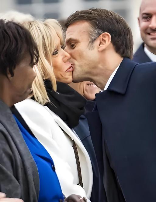 1995年，42岁的布丽吉特将18岁的马克龙带回了家，丈夫安德烈错把情敌当成了自