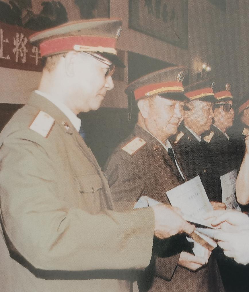 1994年上将军衔晋升仪式上，左一是李九龙，当时担任成都军区司令员。左二是史玉孝