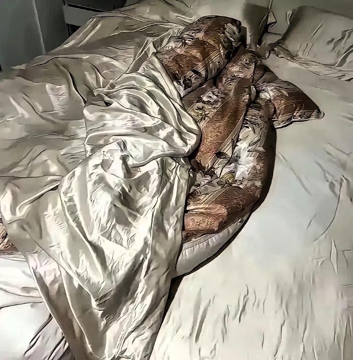 浙江一女子花六千多买的真丝被睡感舒适，没想到夜里关灯后，才发现被面存在明显荧光反