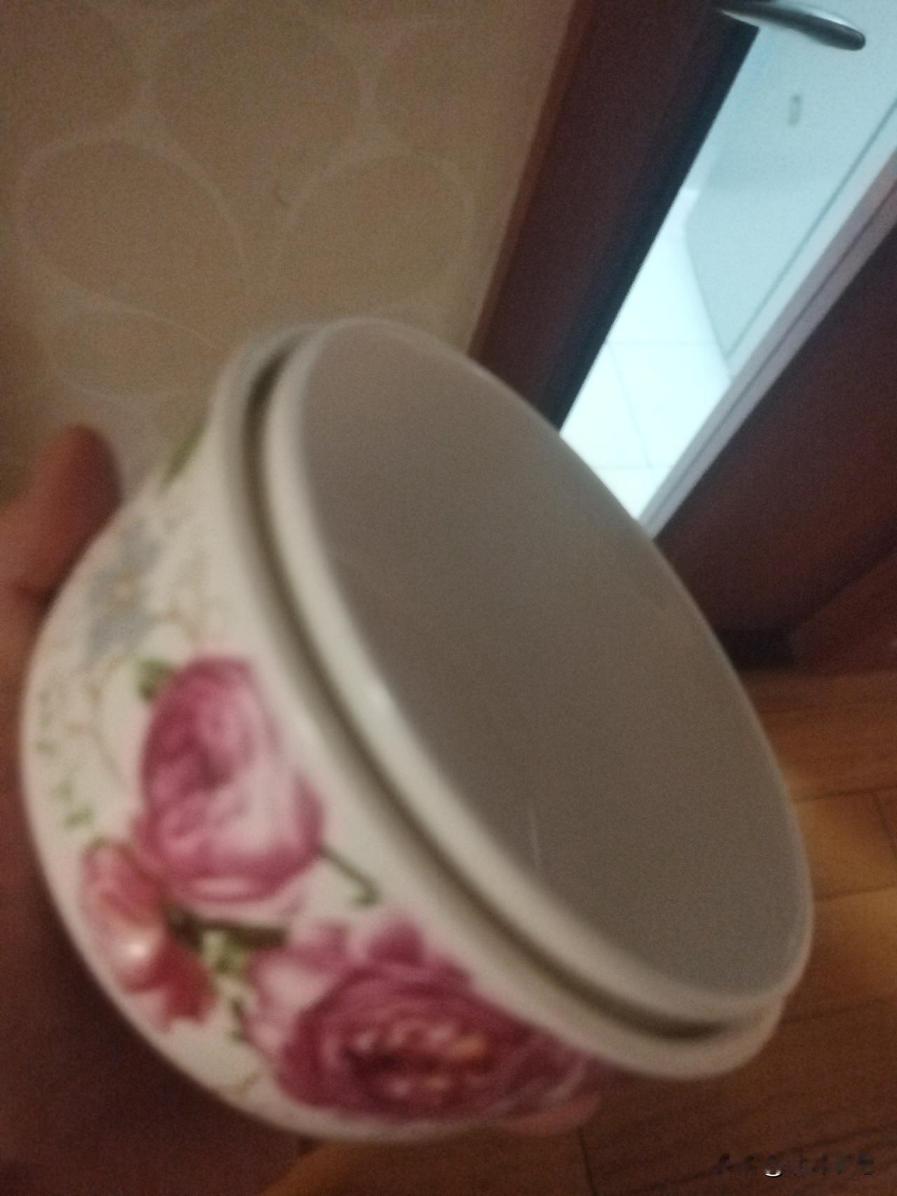 【北斗长弓.话日常】
昨晚老妈拿出两个碗，说分不开了！
我很自信说，分分钟搞定…