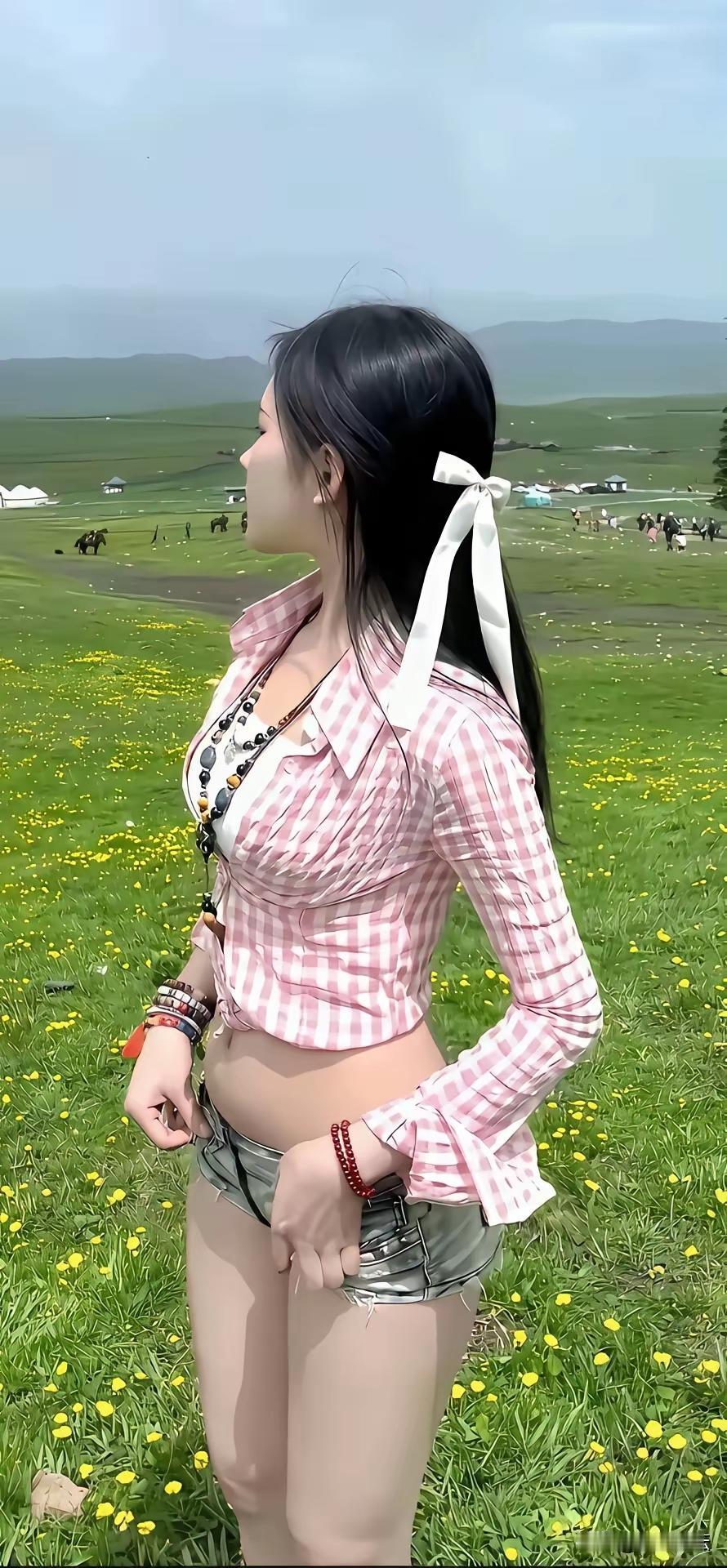 这姑娘太大意，衣服没扣上，裤子也没提上来，就跑出来照像打卡，真的应该严肃批评教育