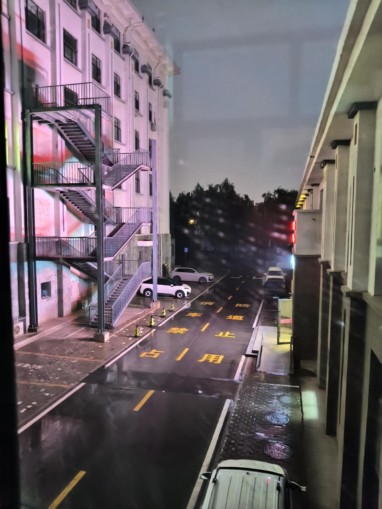 我认为在这世上我是一个够拼的人，大雨滂沱，还在风中雨中奔波，晚上临近十二点还在返