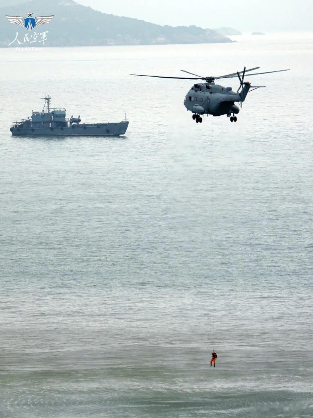 海空立体救援网空军搜救直升机，协同空军登陆艇进行立体搜救，最后将被救人员转运至在