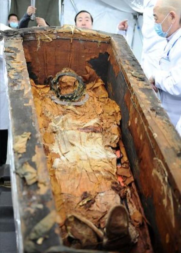 1982年，四川挖出一具遗骸，脚带七公斤大铁链，脚踝钉着四颗大铆钉，经考证，此人