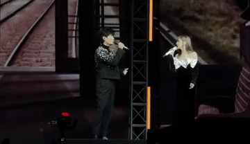 王心凌上次演唱会邀请了陈楚生做嘉宾！
帅哥美女又合体了，陈楚生先是先是弹着吉他伴