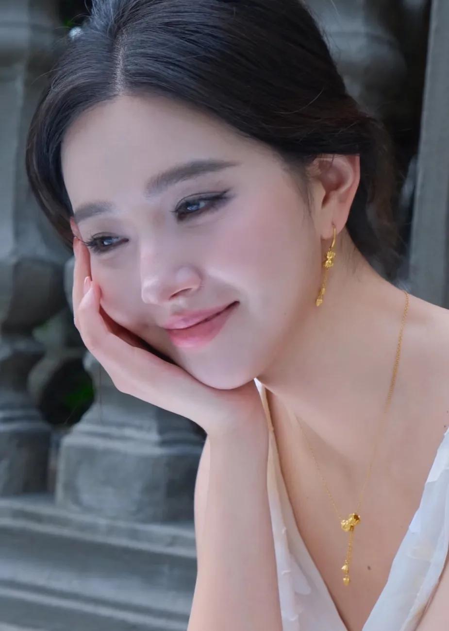 金耳环，玉项链，香肩露。