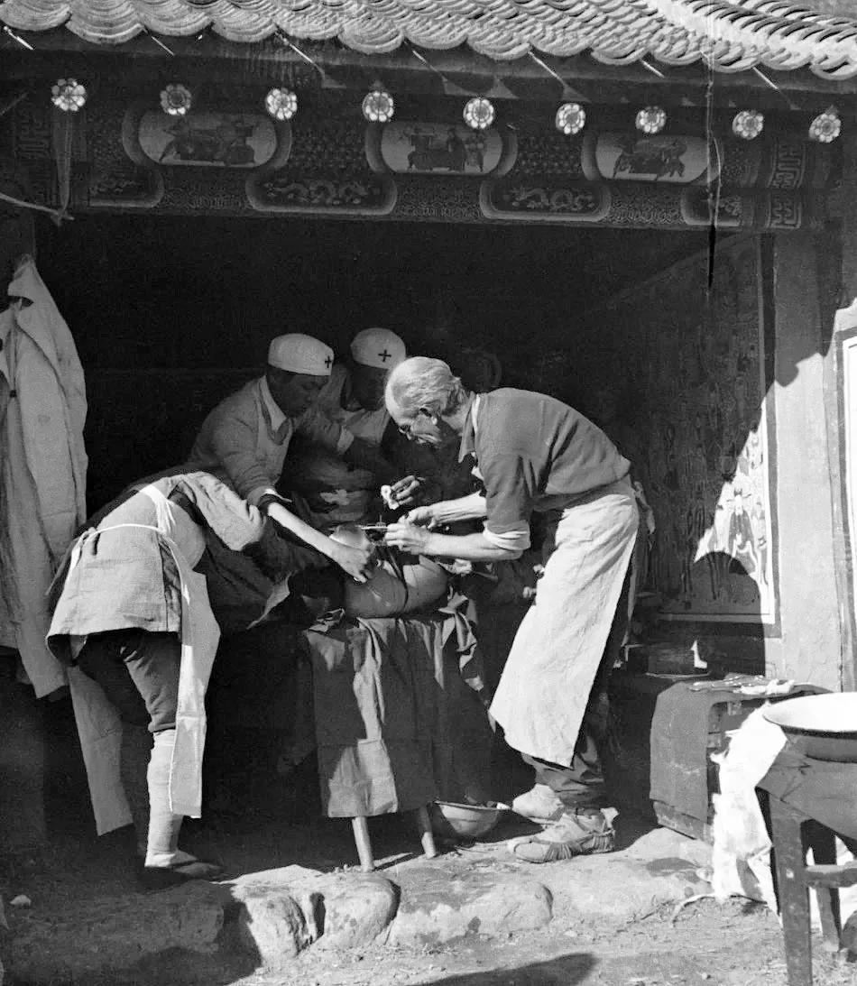 这张照片是1939年白求恩医生在救治伤员的场景。

白求恩是加拿大胸外科医生，著