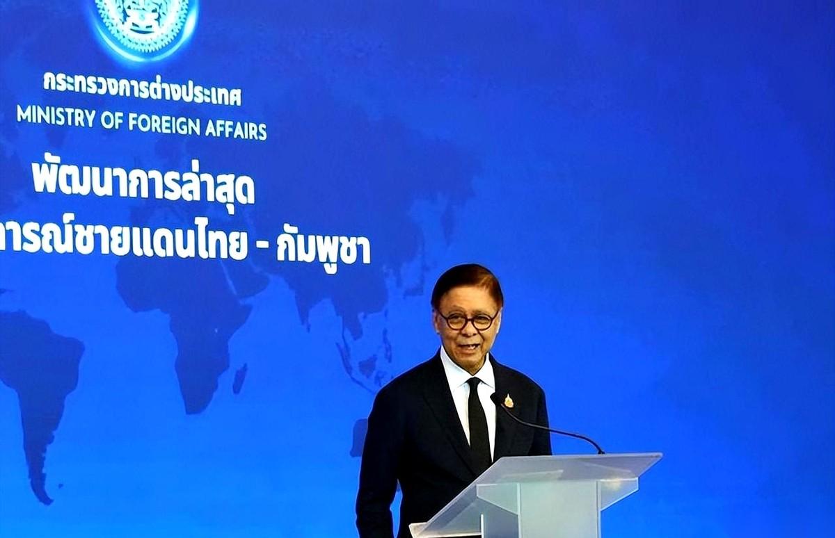 泰国这出戏，不是演砸了，是演过头了。一个干了四十多年外交的老资格，当着几十台摄像